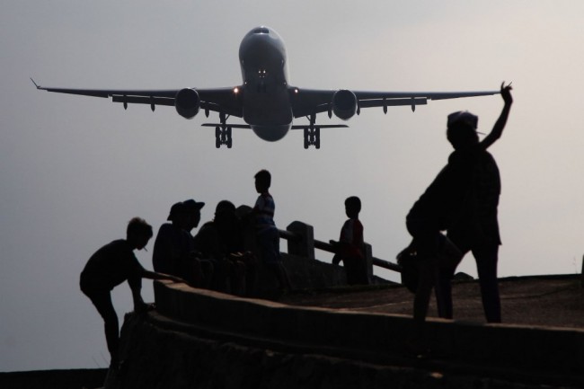 Sejumlah anak bermain di daerah terlarang perimeter utara landasan pacu Bandara Soekarno-Hatta. (MI/PANCA SYURKANI)