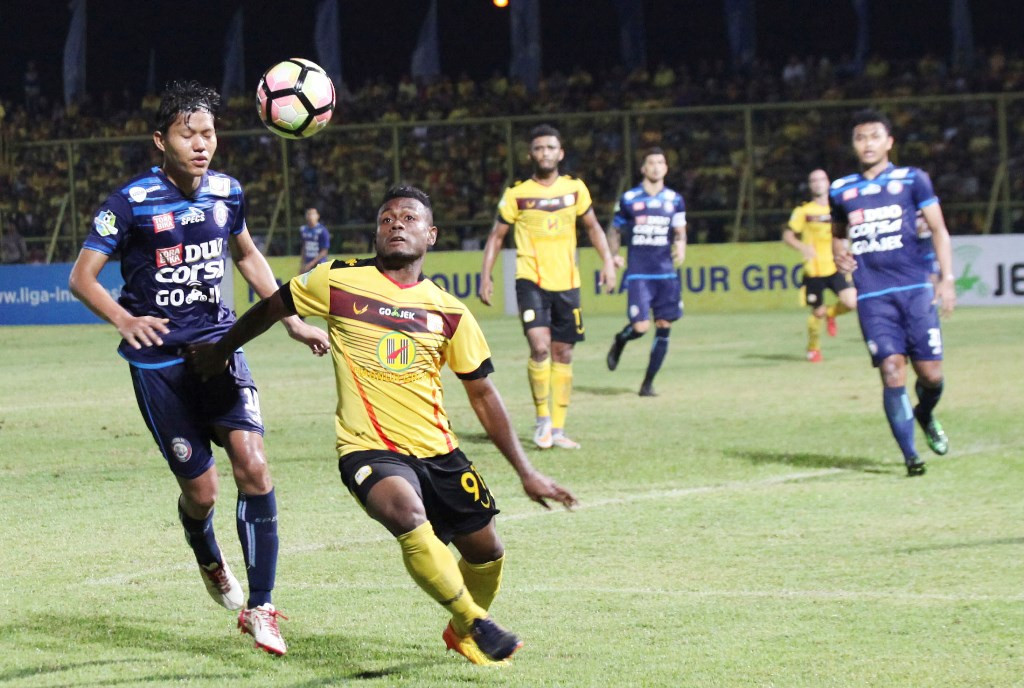 Pesepakbola Barito Putera, William Lira dan pesepakbola Arema FC Adam Alis berebut bola pada babak lanjutan kompetisi Liga 1 Gojek Traveloka di Stadion 17 Mei Banjarmasin, Kalimantan Selatan, Rabu (23/4). (Antara Foto/Herry Murdy Hermawan)