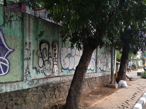 Tembok Depan Stadion Patriot Candrabhaga Penuh Coretan