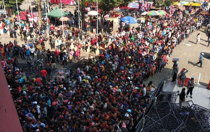 Rela Menginap Demi Selembar Tiket Timnas U-19