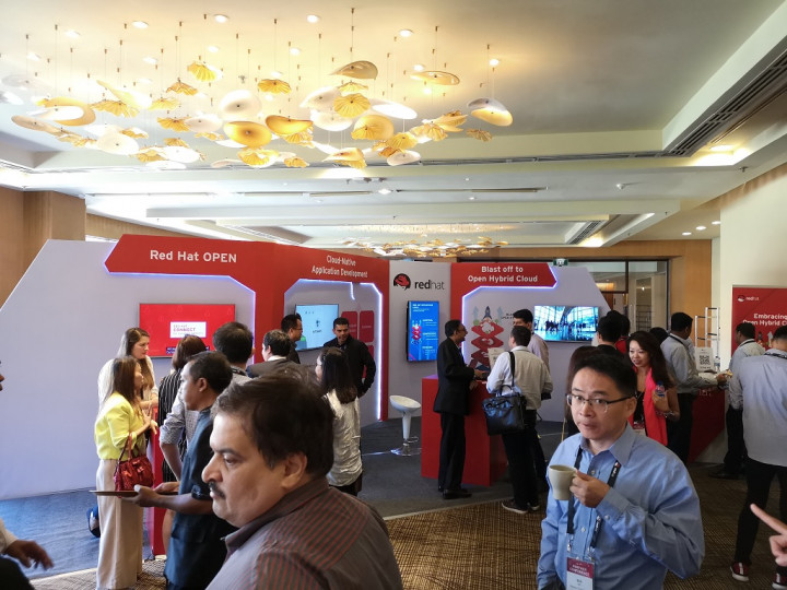 Cara Red Hat Kurangi Kompetitor dan Tambah Pelanggan