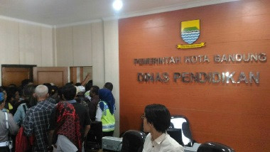 Disdik Bandung Diserbu Wali Murid Karena Zonasi