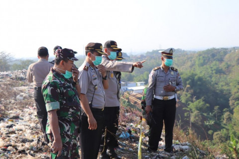 Korban Longsoran Sampah Masih Dicari