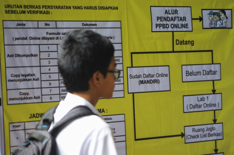 Calon siswa mengikuti pendaftaran Penerimaan Peserta Didik Baru