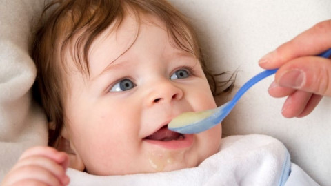 Makanan Padat Bikin Kualitas Tidur Bayi Lebih Baik