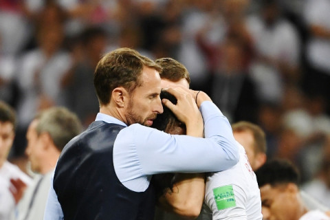 Gareth Southgate menghibur pemainnya usai Inggris takluk dari