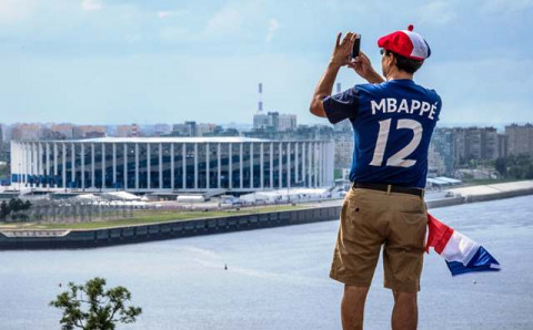 Seorang supporter Prancis mengabadikan Stadion Nizhny Novgorod.