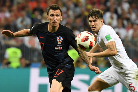 John Stones (kanan) saat terlambat menutup pergerakan Mario