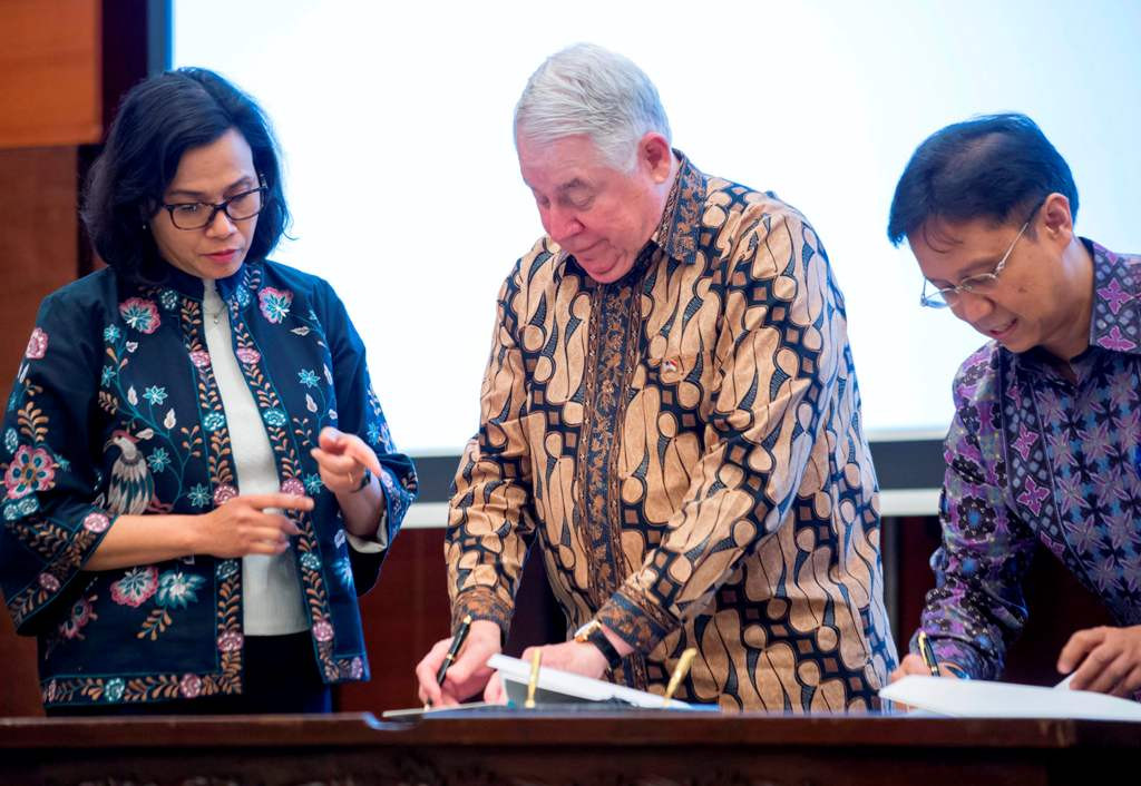 Menkeu Sri Mulyani (kiri), CEO Freeport McMoran Richard Adkerson, dan Dirut Inalum Budi Gunadi Sadikin saat penandatanganan HoA. (FOTO: AFP)