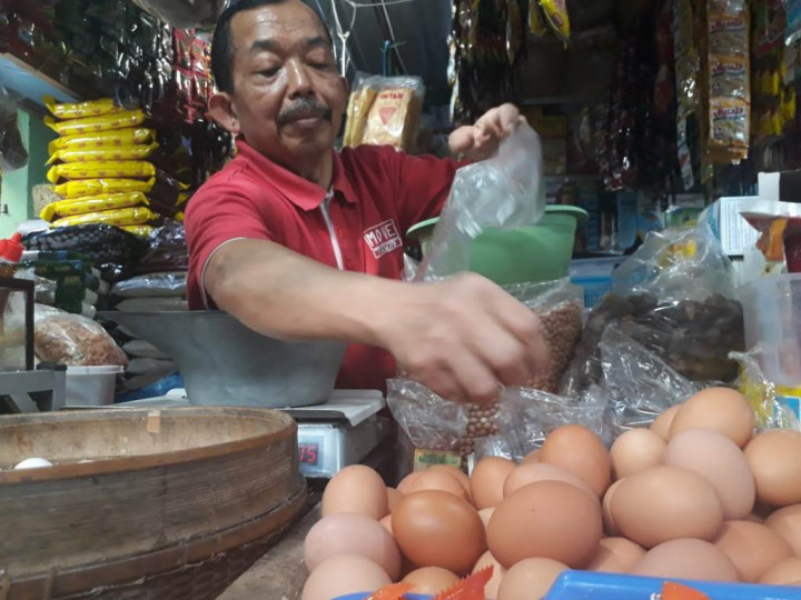 Kurang Pasokan, Harga Telur Ayam di Malang Naik