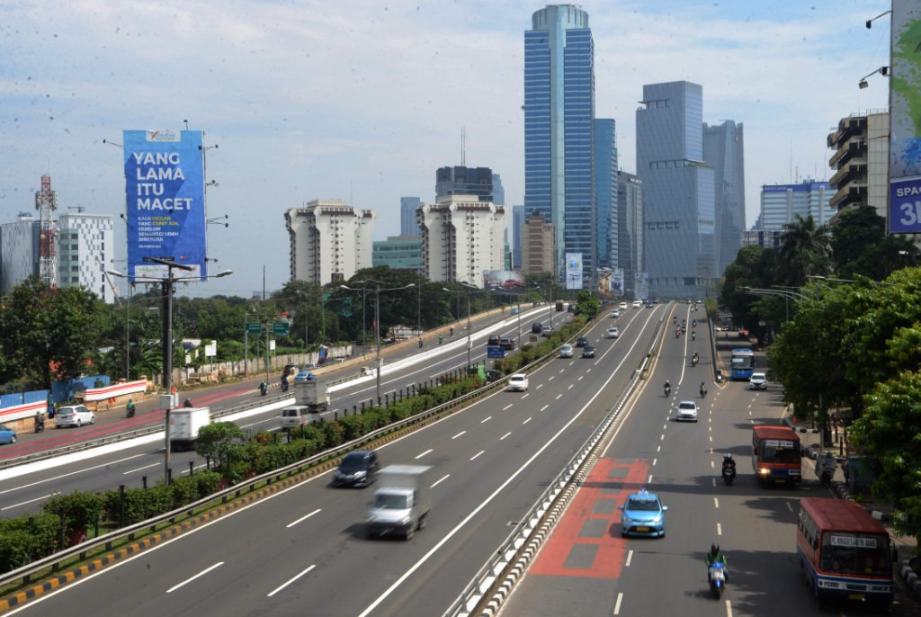 Kendaraan bermotor melintas dengan lancar saat melintas di jalan Tol Dalam, Gatot Subroto, Jakarta Selatan. Foto: MI/Mohamad Irfan.
