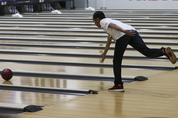 Aksi Jokowi Main Bowling di Jakabaring
