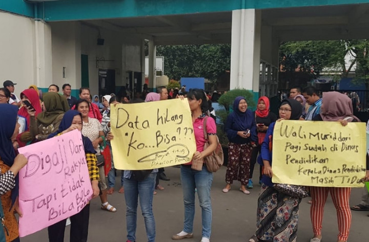 Ratusan Orang Tua Gelar Protes PPDB di Tangsel