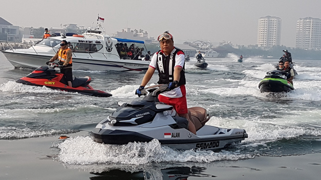 Aksi Ketua Kontingen Asian Games Syafruddin di atas Jetski (Foto: M. Rizky/Medcom.id)