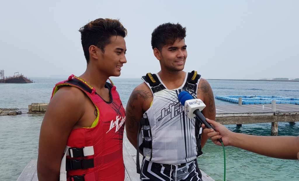 Dua atlet Jetski andalan Indonesia, Aero Sutan Aswar (kanan) dan Aqsa Sutan Aswar (kiri) saat melakoni persiapan di Pantai Ancol (Foto: Medcom/M. Rizky Adhestian)