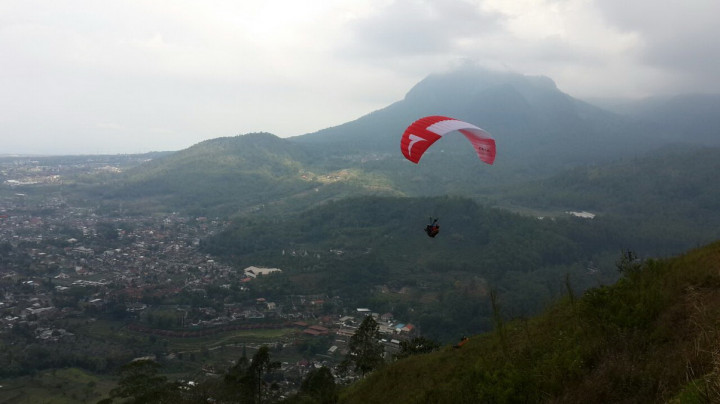 Ratusan Atlet dari 15 Negara Bertarung pada Kejuaraan Paragliding di Batu