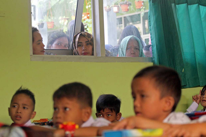 Saat Orang Tua Antar Anak di Hari Pertama Masuk Sekolah