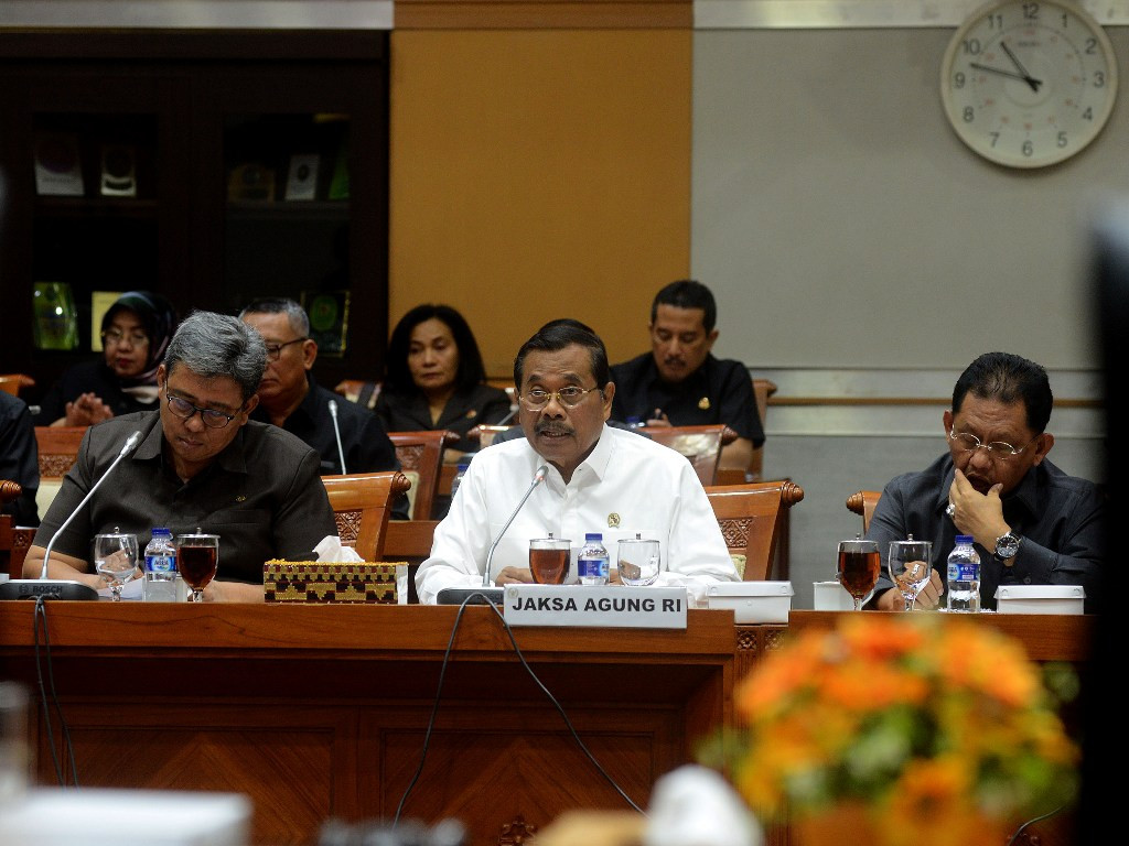 Jaksa Agung M. Prasetyo (tengah) dalam rapat kerja dengan Komisi III DPR di Kompeks Parlemen Senayan, Jakarta, Senin (16/7). Foto: MI/Susanto.