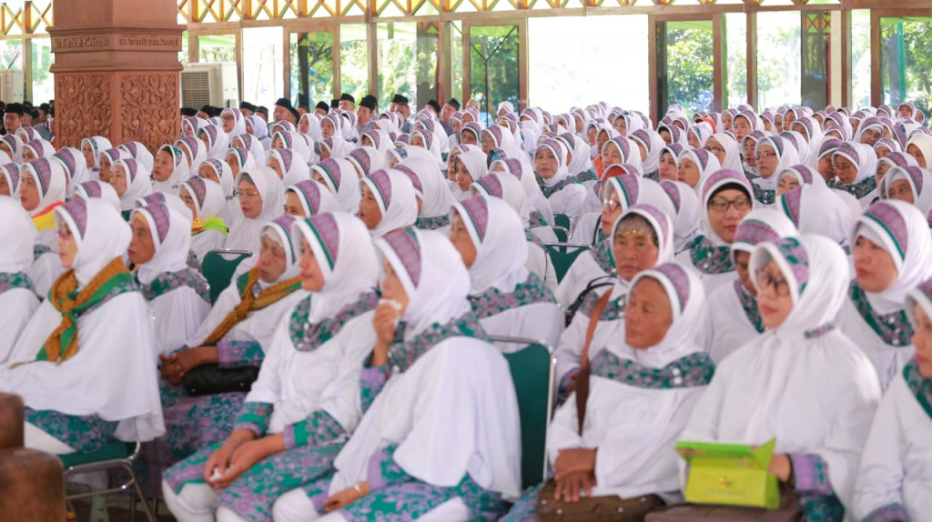 Para calon jamaah haji dari Kabupaten Tegal dilepas oleh Plt Bupati Tegal Umi Azizah di Pendapa Amangkurat, Pemkab Tegal, Jawa Tengah. (Medcom.id /Kuntoro Tayubi).