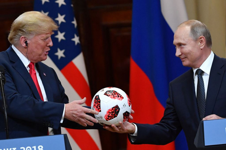 Putin Beri Bola Piala Dunia untuk Trump