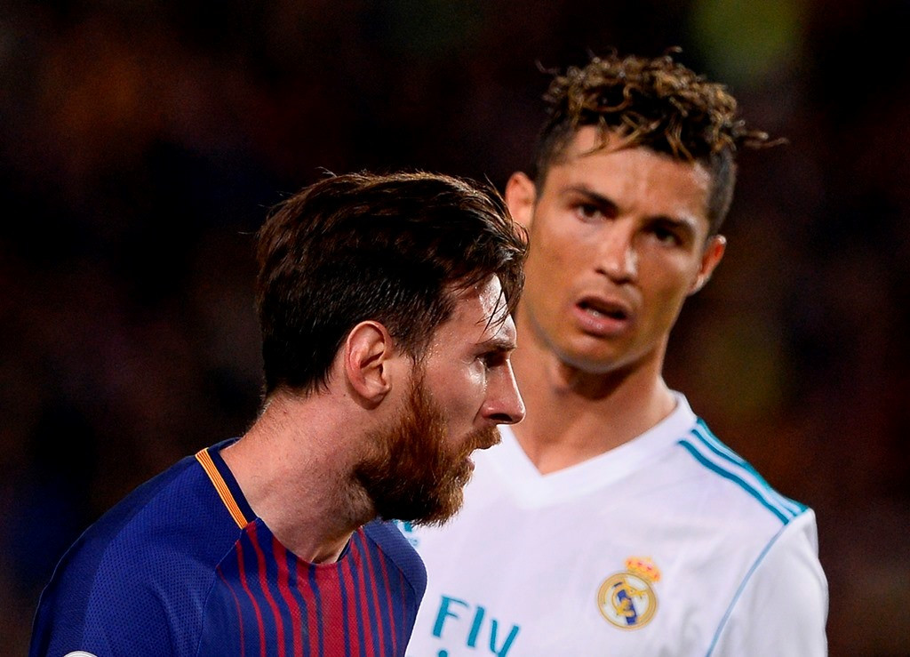 Lionel Messi (depan) dan Cristiano Ronaldo (Foto: AFP PHOTO / Josep LAGO)