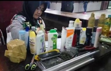Petugas Sita Barang Terlarang dari Calon Haji