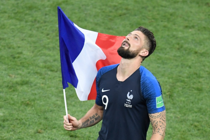 Giroud Sindir Slogan <i>It's Coming Home</i> Inggris