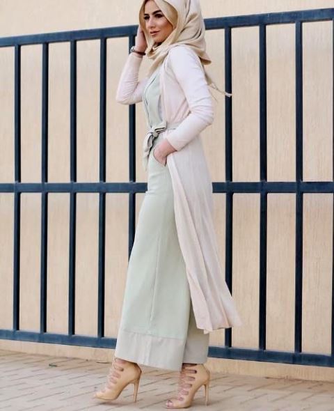 Celana palazzo berbungkus kardingan minimalis yang apik digunakan oleh hijaber untuk ke kantor. (Foto: Courtesy of Justtrendygirls.com)
