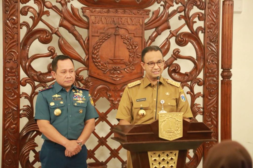 Gubernur DKI Jakarta Anies Baswedan (kanan) dan Pangarmabar Laksda Aan Kurnia. Foto: Medcom.id/Intan Yunelia.