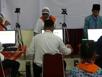 Perekam Biometrik Calon Haji di Embarkasi Donohudan Lambat