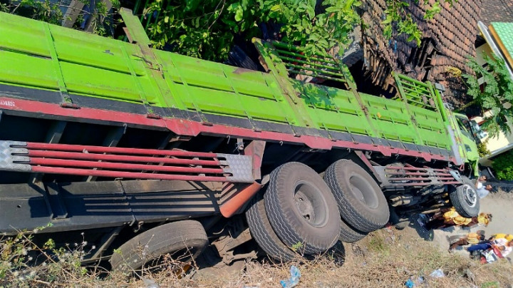 Truk Timpa Rumah di Kudus