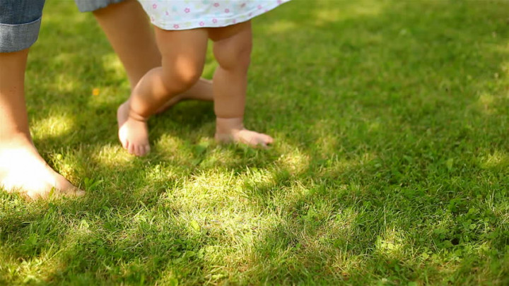 Bertelanjang Kaki Tingkatkan Kemampuan Motorik Anak