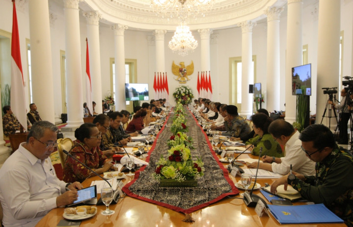 Jokowi Kumpulkan Para Menteri