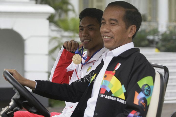 Jokowi Ajak Zohri Keliling Istana