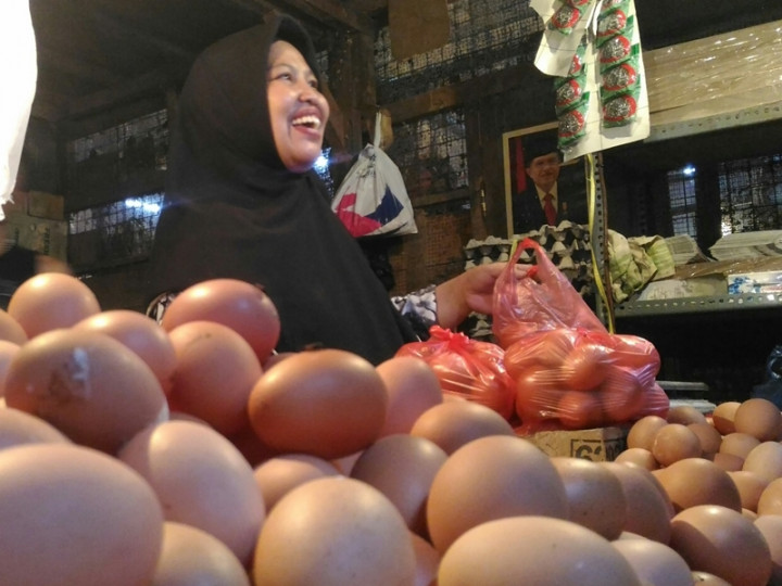 Pedagang Telur Ayam Kurangi Stok Kala Harga Melambung