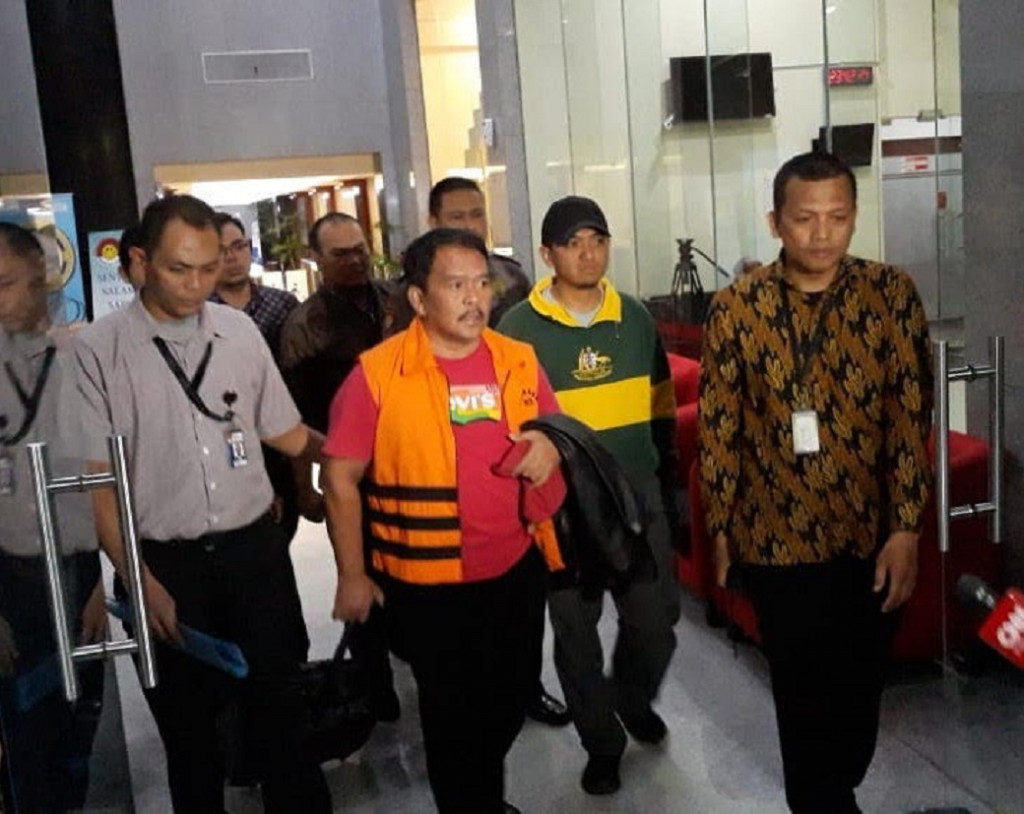 Bupati Labuhanbatu, Sumatera Utara (Sumut), Pangonal Harahap memakai rompi tahanan Komisi Pemberantasan Korupsi (KPK), Rabu, 18 Juli 2018. Foto: Medcom.id/ Juven Martua Sitompul.