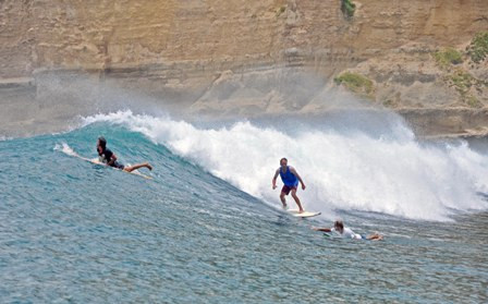 4 Pantai dengan Ombak Terbaik untuk Surfing Menantang di Mataram