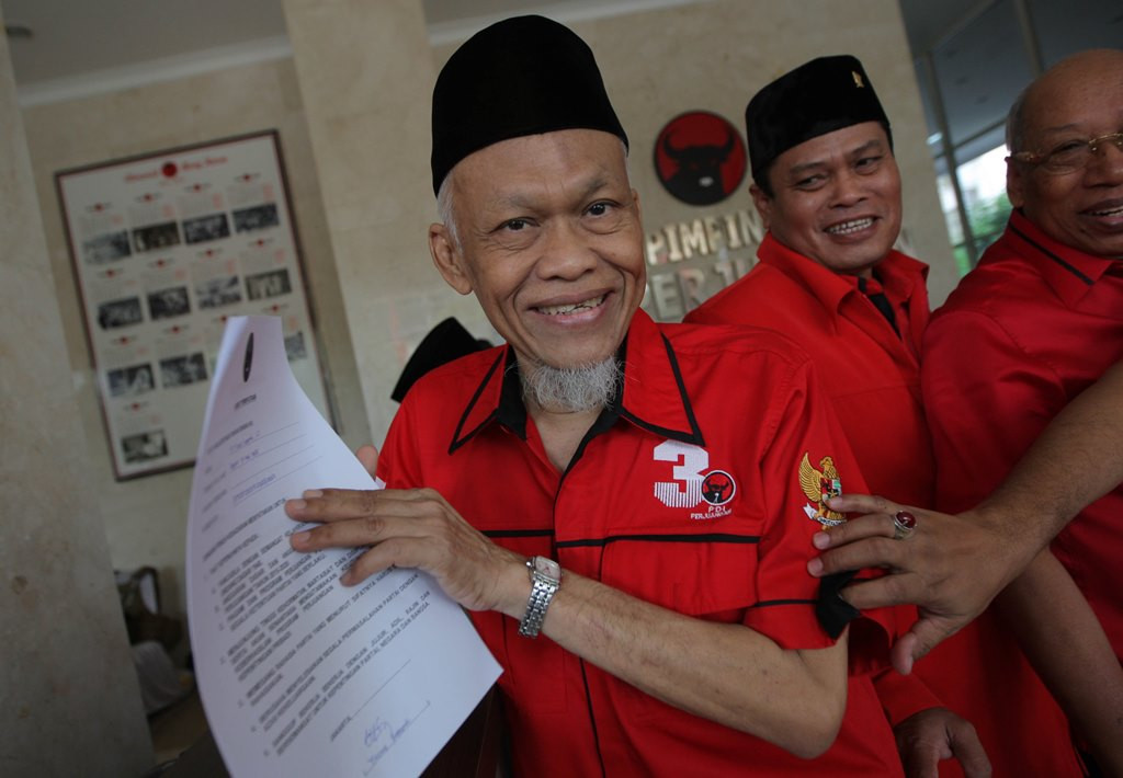 endiri Partai Keadilan Yusuf Supendi, bersama kader PDIP berkumpul di Kantor DPP PDIP saat akan mendatangi KPU untuk mengajukan bakal calon Anggota DPR RI, Jakarta. (Foto: MI/Ramdani)