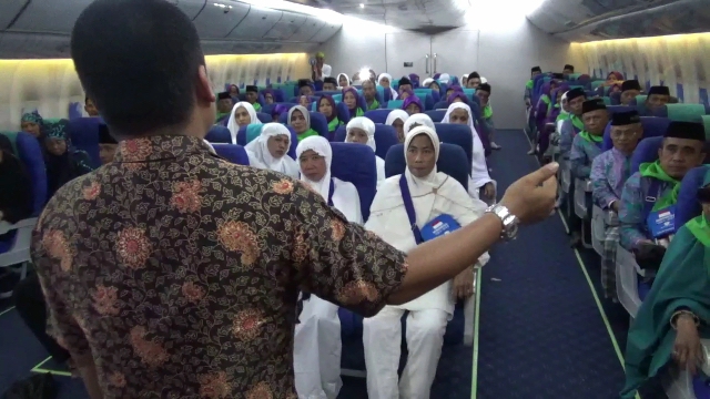 Jemaah Haji Embarkasi Makassar Diajari Pakai Toilet Pesawat