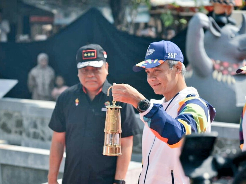 Gubernur Jawa Tengah Ganjar Pranowo menunjukan Api Asian Games yang akan dibawa ke Candi Prambanan (Foto: MI/Akhmad Safuan )