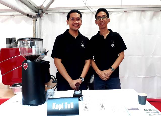 Konsep menyeruput kopi yang unik di Kopi Tuli. (Foto: Dok. Medcom.id/Yatin Suleha)