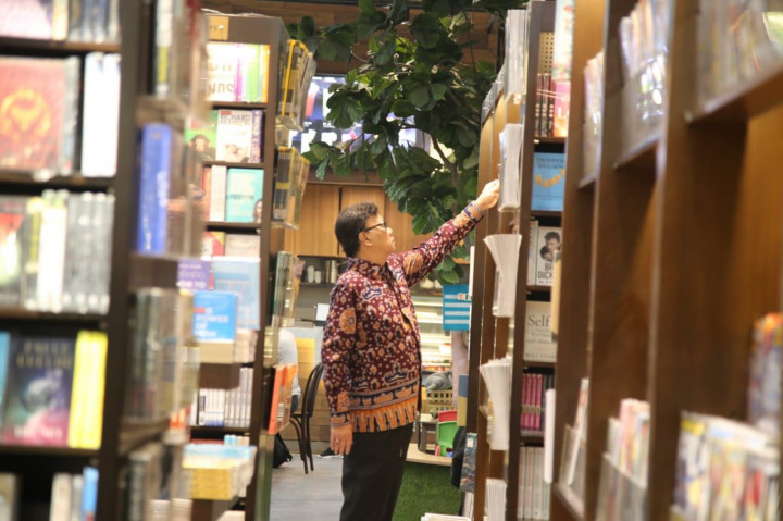 Mengunjungi Toko Buku dan Berdiskusi, Kebiasaan Mendagri di Sela Rutinitas Padat