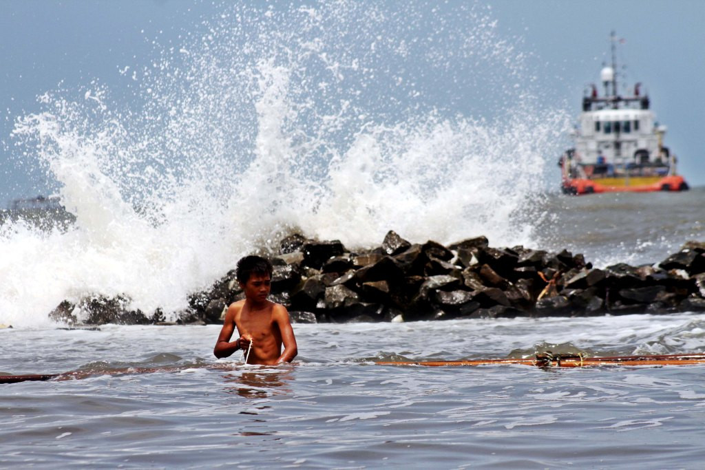 Gelombang Tinggi Melanda Pantai Selatan Jabar