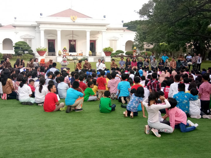 Jokowi, Iriana Play with Kids at Palace