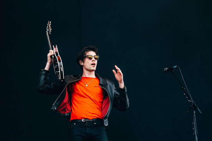 Perdana Tampil di Indonesia, James Bay Kenakan Batik