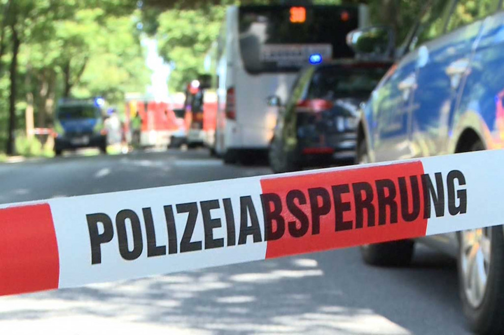 Pria Berpisau Serang Penumpang Bus, Belasan Terluka