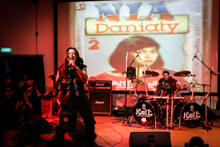 Aksi Banting Gitar Otong KOIL dan Kenangan Kamera Rusak