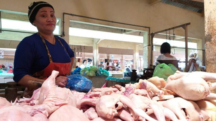 Sepi Pembeli, Pedagang Ayam Pilih Kurangi Dagangan