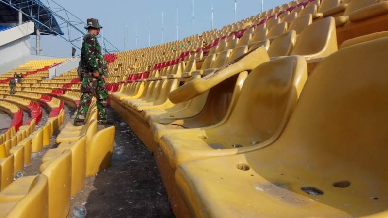 TNI Bantu Perbaiki Kursi Stadion Stadion Gelora Sriwijaya Jakabaring yang rusak. Ant