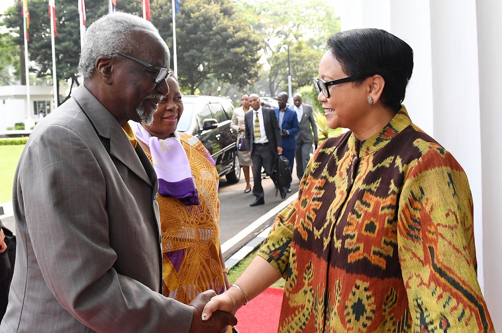 Menlu Retno Marsudi (kanan) berjabat tangan dengan Wakil PM Kedua Republik Uganda, Y.M. A.M. Kirunda Kivejinja di Gedung Pancasila, Selasa 24 Juli 2018. (Foto: Kemenlu RI)